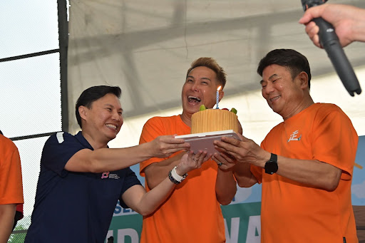 jack neo and friends holding cake
