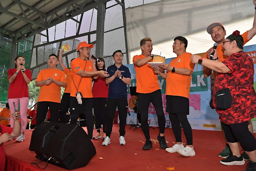 jack neo and friends on stage with cake