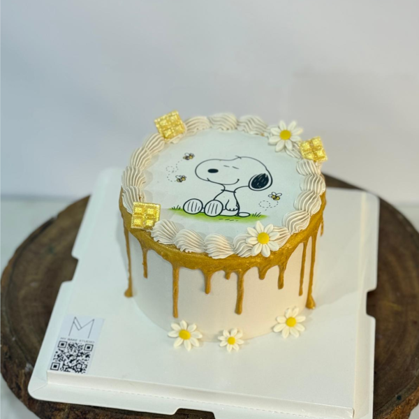 Snoopy Drip Cake